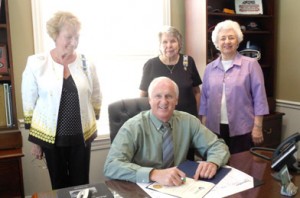 Mayor David Owens of Pickens signs the proclamation designating Sept. 17-23 as Constitution Week, witnessed by Fort Prince George DAR members Anne Kilpatrick, Una Welborn and Marianne Holland. 